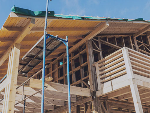 Holzbau mit Dachstuhl und Balkon