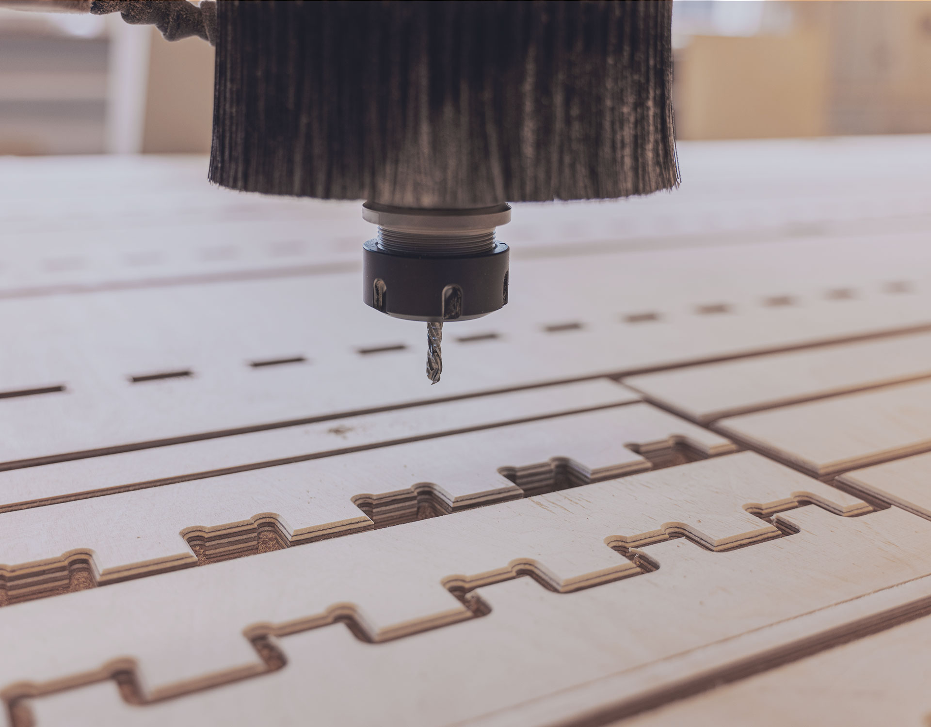 Bearbeitung einer Spanplatte mit Ausfräsen auf der CNC-Maschine