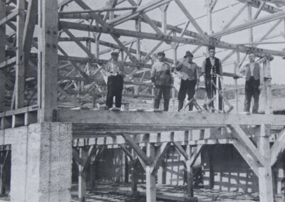 Bild aus der Historie von Häberlen-Börsig aus 1938, Aufbau der Holz- und Dachkonstruktion beim Hausbau